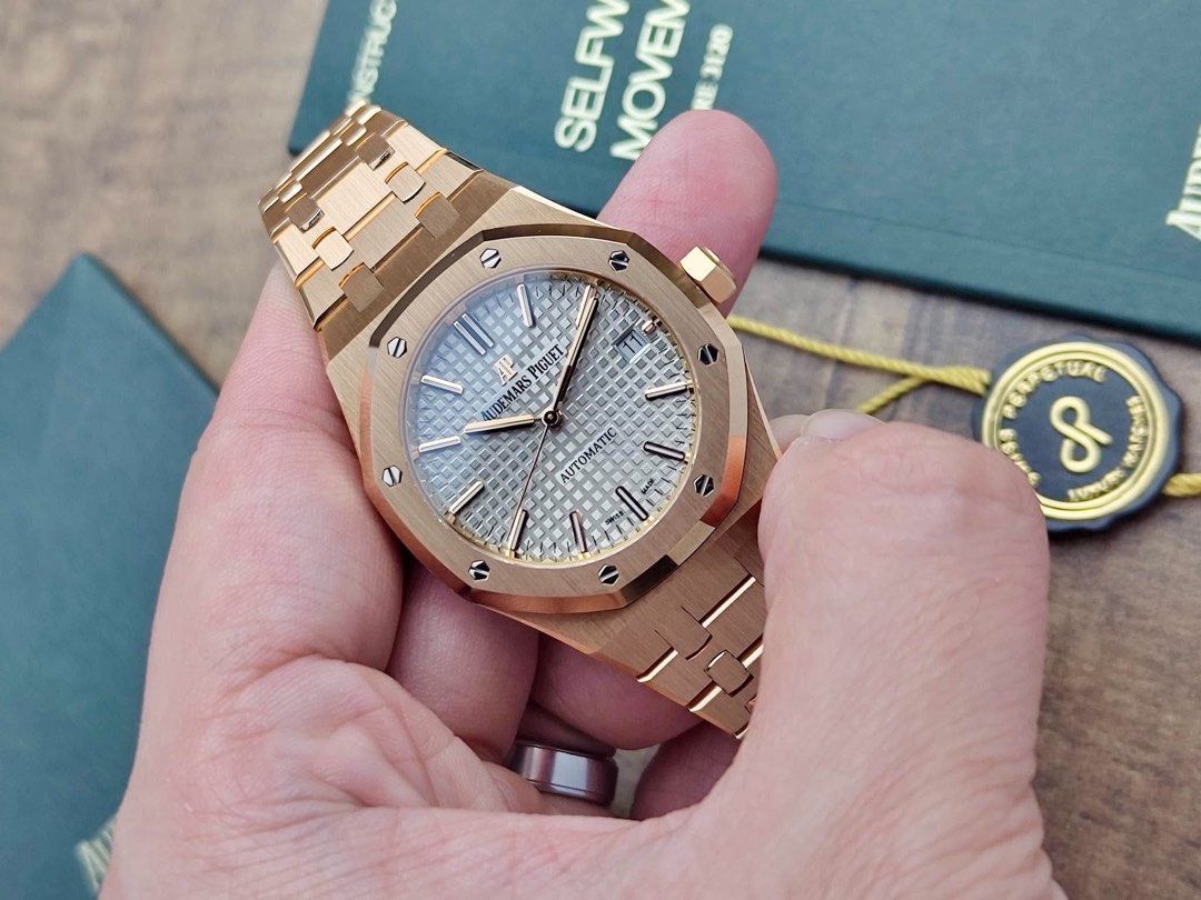 Royal Oak 15450OR RG (Category: Women's Watches) located in Makati City. Submitted by swissperpetual (Listing ID 1471010301, Image 2). Description: Audemars Piguet Royal Oak Rose Gold Grey Dial 15450OR.OO.1256OR.01 37mm 2018 Complete Set Condition: 9/10 (Excellent condition) Price: P3,988,000 Negotiable 🤝 7 Day Moneyback Guarantee 🧑‍🔧 1 Year SP Service Warranty 💱 Trades Offers and Pre-orders Accepted 💳 Credit Card Options Available 🪙 Layawa