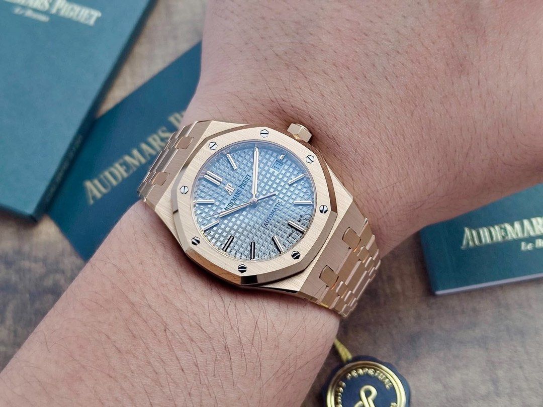 Royal Oak 15450OR RG (Category: Women's Watches) located in Makati City. Submitted by swissperpetual (Listing ID 1471010301, Image 3). Description: Audemars Piguet Royal Oak Rose Gold Grey Dial 15450OR.OO.1256OR.01 37mm 2018 Complete Set Condition: 9/10 (Excellent condition) Price: P3,988,000 Negotiable 🤝 7 Day Moneyback Guarantee 🧑‍🔧 1 Year SP Service Warranty 💱 Trades Offers and Pre-orders Accepted 💳 Credit Card Options Available 🪙 Layawa