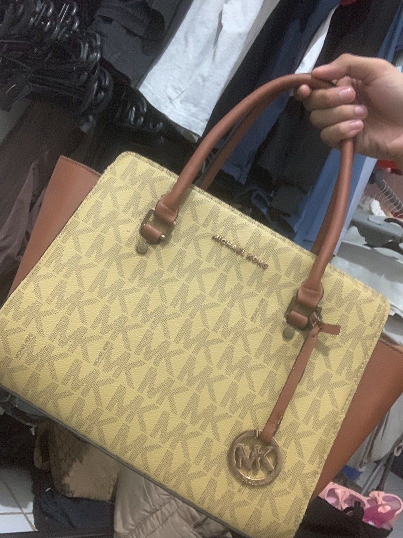 RUSH Authentic Michael kors monogram (Category: Luxury Bags & Wallets) located in Quezon City. Submitted by hustle_mind (Listing ID 1470951182, Image 2). Description: SUPER RUSH .