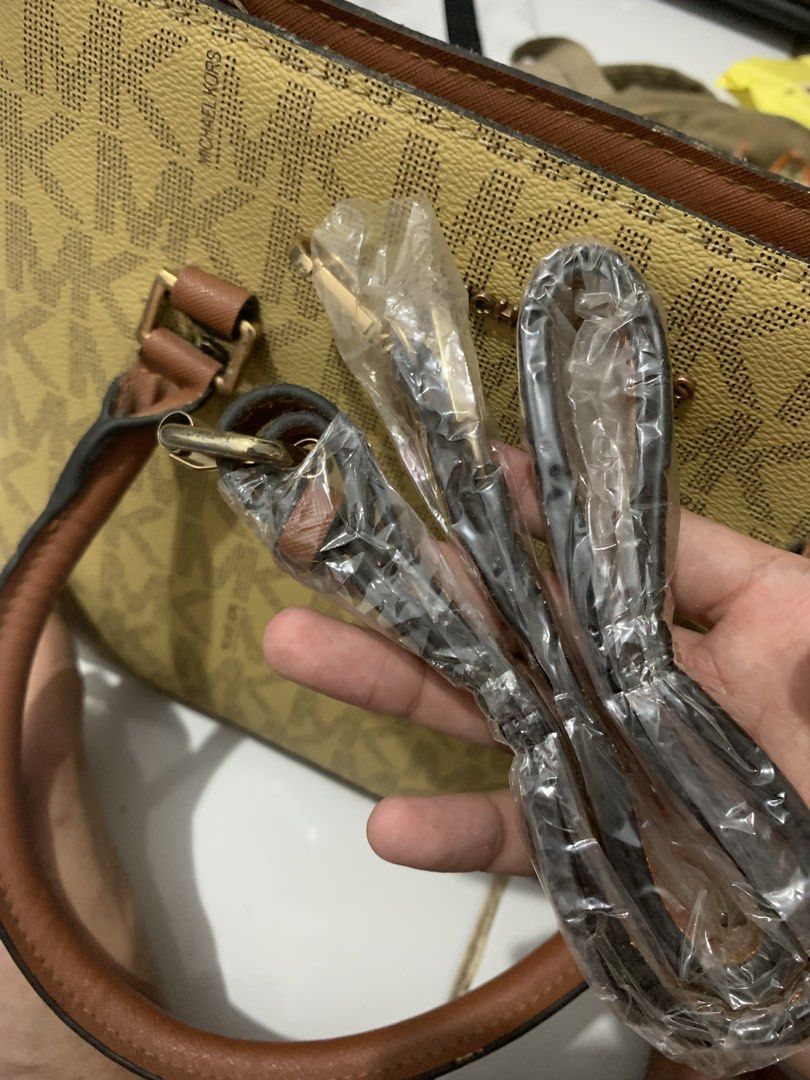 RUSH Authentic Michael kors monogram (Category: Luxury Bags & Wallets) located in Quezon City. Submitted by hustle_mind (Listing ID 1470951182, Image 3). Description: SUPER RUSH .