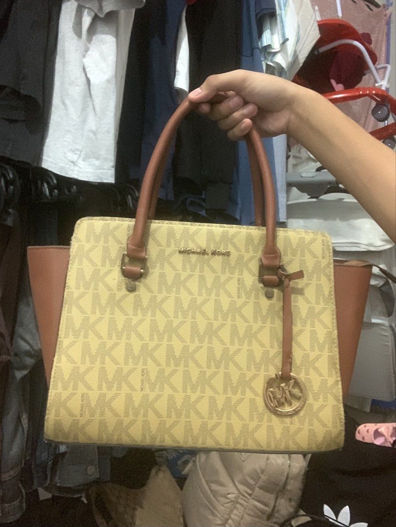 RUSH Authentic Michael kors monogram (Category: Luxury Bags & Wallets) located in Quezon City. Submitted by hustle_mind (Listing ID 1470951182, Image 1). Description: SUPER RUSH .