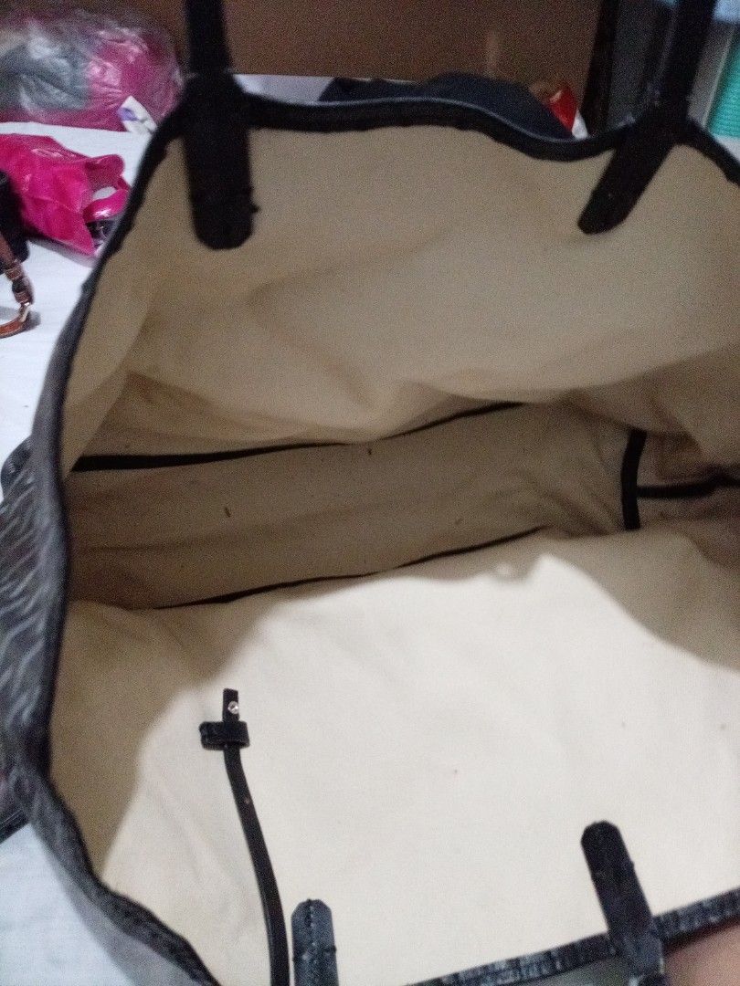 Rush sale (Category: Shoulder Bags) located in Muntinlupa City. Submitted by youngforest_acb081 (Listing ID 1470944161, Image 2). Description: Nice bag goyard from japan Rush to sell Falws nia no pouch Pero npkgnda p Auth.