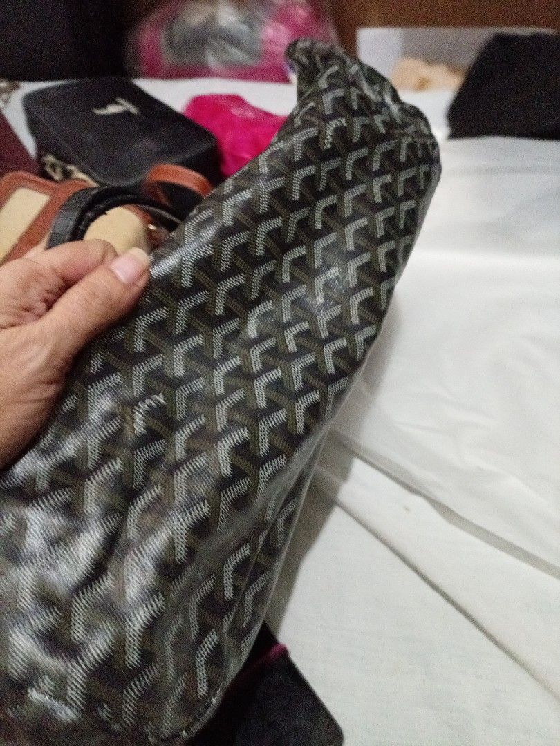 Rush sale (Category: Shoulder Bags) located in Muntinlupa City. Submitted by youngforest_acb081 (Listing ID 1470944161, Image 3). Description: Nice bag goyard from japan Rush to sell Falws nia no pouch Pero npkgnda p Auth.