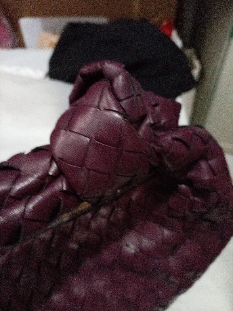 Rush sale (Category: Shoulder Bags) located in Muntinlupa City. Submitted by youngforest_acb081 (Listing ID 1470945364, Image 2). Description: Mgnda p cia Flaws last pic pra nttiklap Kya mbba nlng med size cute nm Pg gmit Di mppnsin flaws.