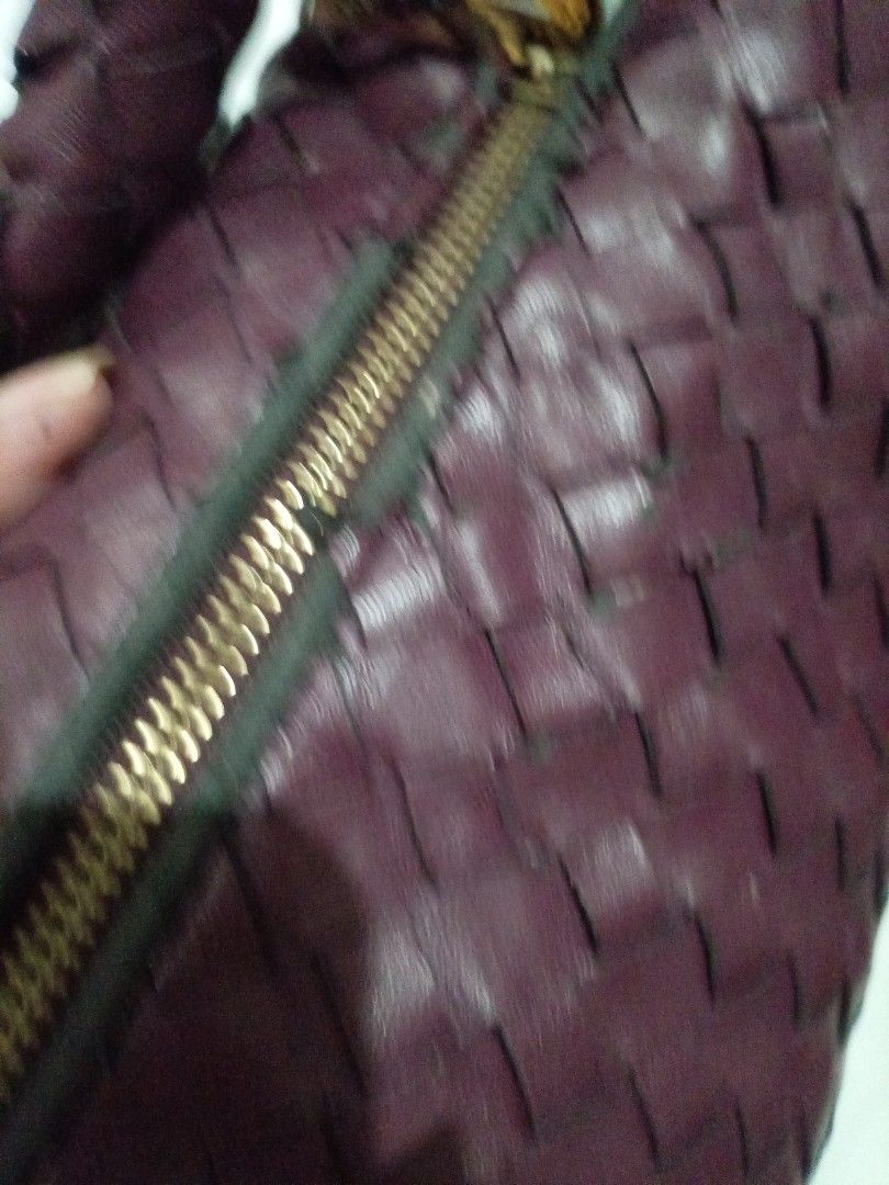 Rush sale (Category: Shoulder Bags) located in Muntinlupa City. Submitted by youngforest_acb081 (Listing ID 1470945364, Image 3). Description: Mgnda p cia Flaws last pic pra nttiklap Kya mbba nlng med size cute nm Pg gmit Di mppnsin flaws.