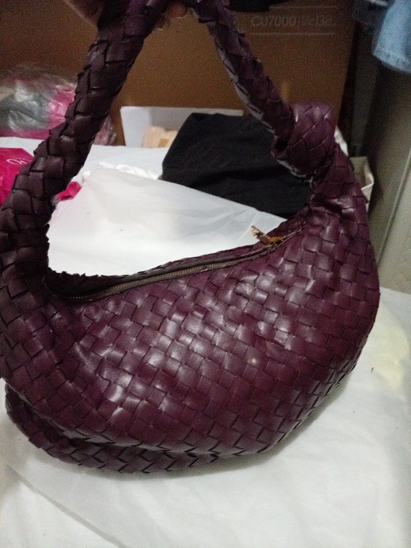 Rush sale (Category: Shoulder Bags) located in Muntinlupa City. Submitted by youngforest_acb081 (Listing ID 1470945364, Image 1). Description: Mgnda p cia Flaws last pic pra nttiklap Kya mbba nlng med size cute nm Pg gmit Di mppnsin flaws.