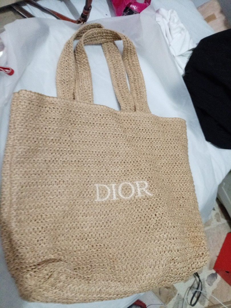 Rush sale (Category: Shoulder Bags) located in Muntinlupa City. Submitted by youngforest_acb081 (Listing ID 1470947578, Image 1). Description: Super. Ganda nia No flaws.
