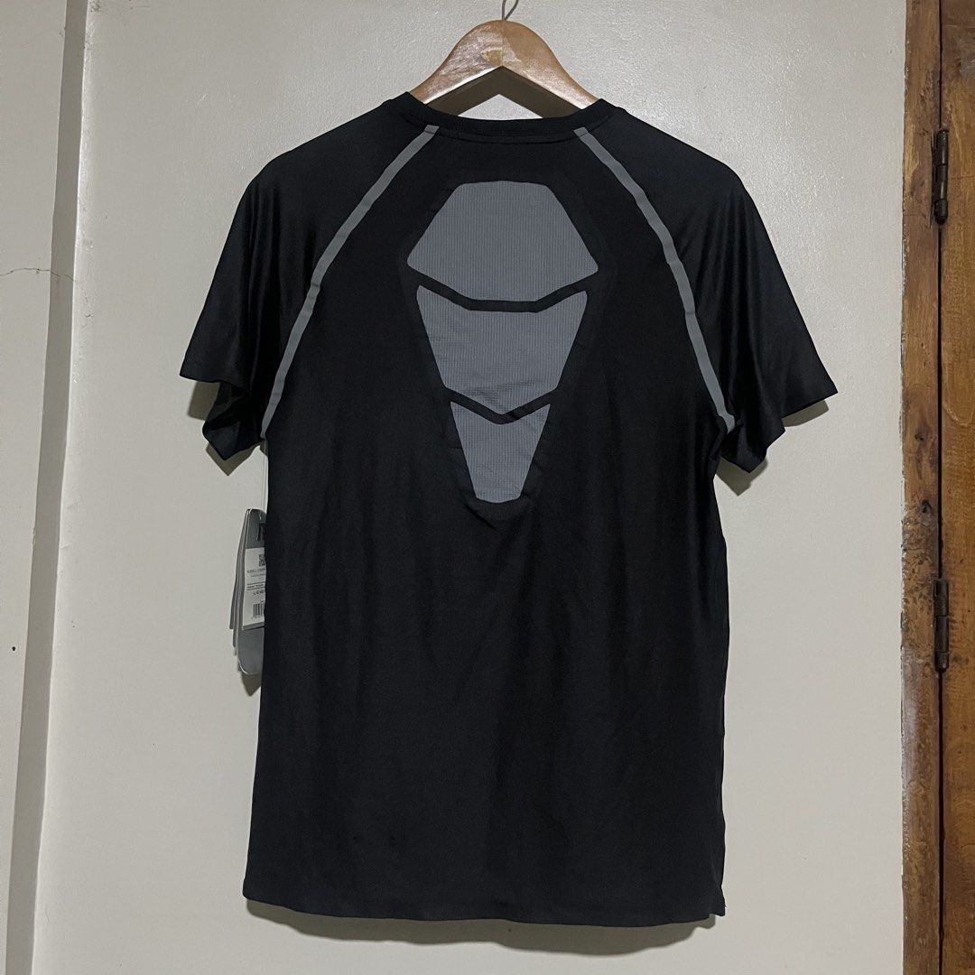 Russell Compression Tee Rich Black (Category: Tshirts & Polo Shirts ) located in Argao. Submitted by secondcyclecollection (Listing ID 1471068407, Image 1). Description: - Brand: Russell - Condition: Brand new with tags (never worn) - Color: Rich black with grey accent panels on shoulders and upper back - Size: L - Material & Tech: Dri-power 360 moisture control technology - Brandnew Condition.
