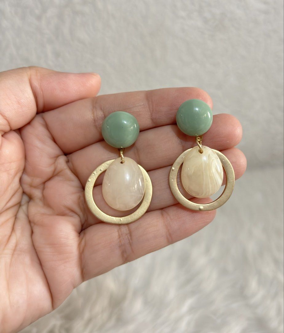 S925 Post geometric drop and dangle earrings (Category: Earrings) located in Paranaque City. Submitted by dalle_closet (Listing ID 1470986899, Image 1). Description: S925 markings on post/stem.