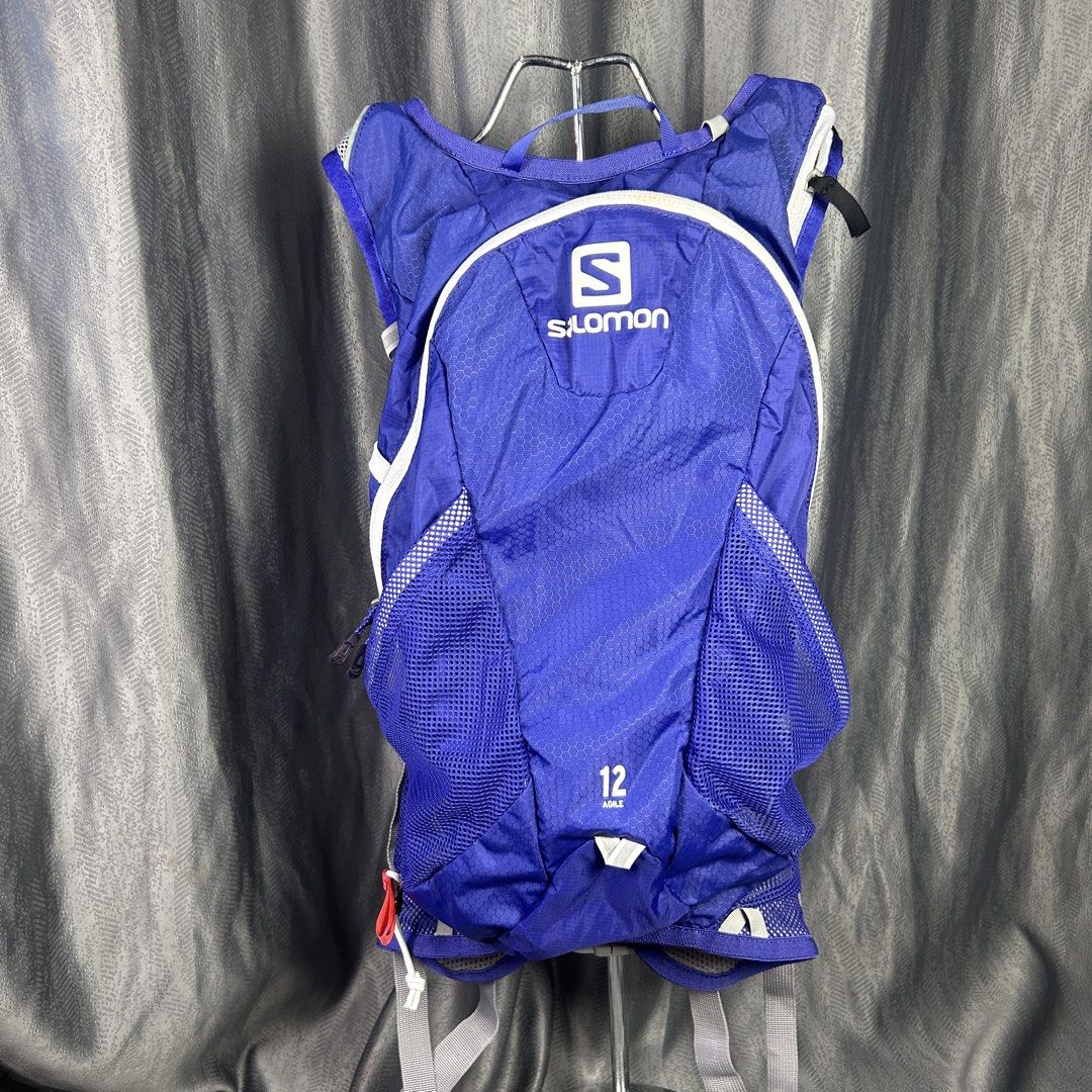 SALOMON AGILE 12 SET BACK PACK SPECTRUM (Category: Backpacks) located in General Mariano Alvarez. Submitted by manosegunda4117 (Listing ID 1470998450, Image 2). Description: SALOMON AGILE 12 SET BACK PACK SPECTRUM •Perforated shoulder straps •Adjustable sternum straps •Ventilated, padded, and comfortable back panel •Mesh side pockets, zippered belt pocket, •internal pocket •1.5L soft bladder with high flow bite valve •Adjustable belt •Pole holder
