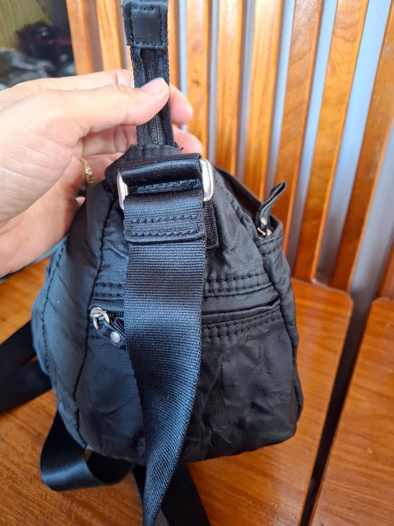 Samsonite (Category: Cross-body Bags) located in Sison. Submitted by myraholshoppe_05 (Listing ID 1471053888, Image 3). Description: Samsonite sling bag with multiple compartments.