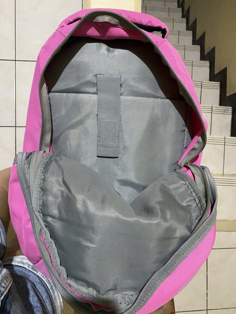 Samsonite Laptop Bag (Category: Backpacks) located in Davao. Submitted by kuromisplace (Listing ID 1470989938, Image 3). Description: • Storage & Organization: Features a multi-tiered compartment design including: • A spacious main compartment with a dedicated, padded protective laptop sleeve. • A teardrop-shaped front organizer panel engineered to cleanly secure keys, a cell phone, pens, and smaller essentials. • Heavy-duty dual corded zipper pu