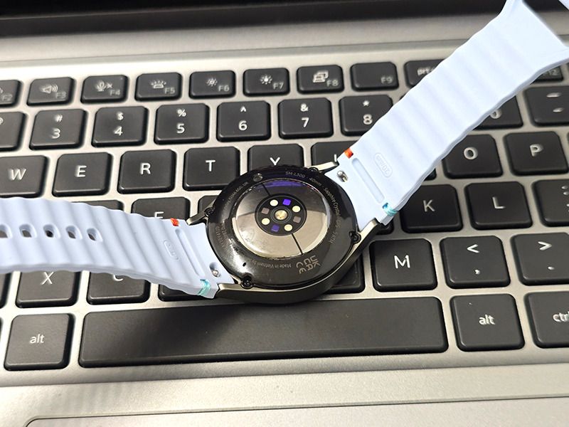 Samsung Galaxy Watch 7 40mm (Category: Wearables & Smart Watches) located in Makati City. Submitted by jon-gadget (Listing ID 1470989256, Image 2). Description: Samsung Galaxy Watch 7 40mm P4,999 - 100% working - Light dot like scratch sa round corner, overall makinis naman - No defect - Unit comes with magnetic charger Quick Specs: - Model: SM-L300 - MIL-STD-810H compliant - IP68 dust tight and water resistant - Compatible with standard 20mm str