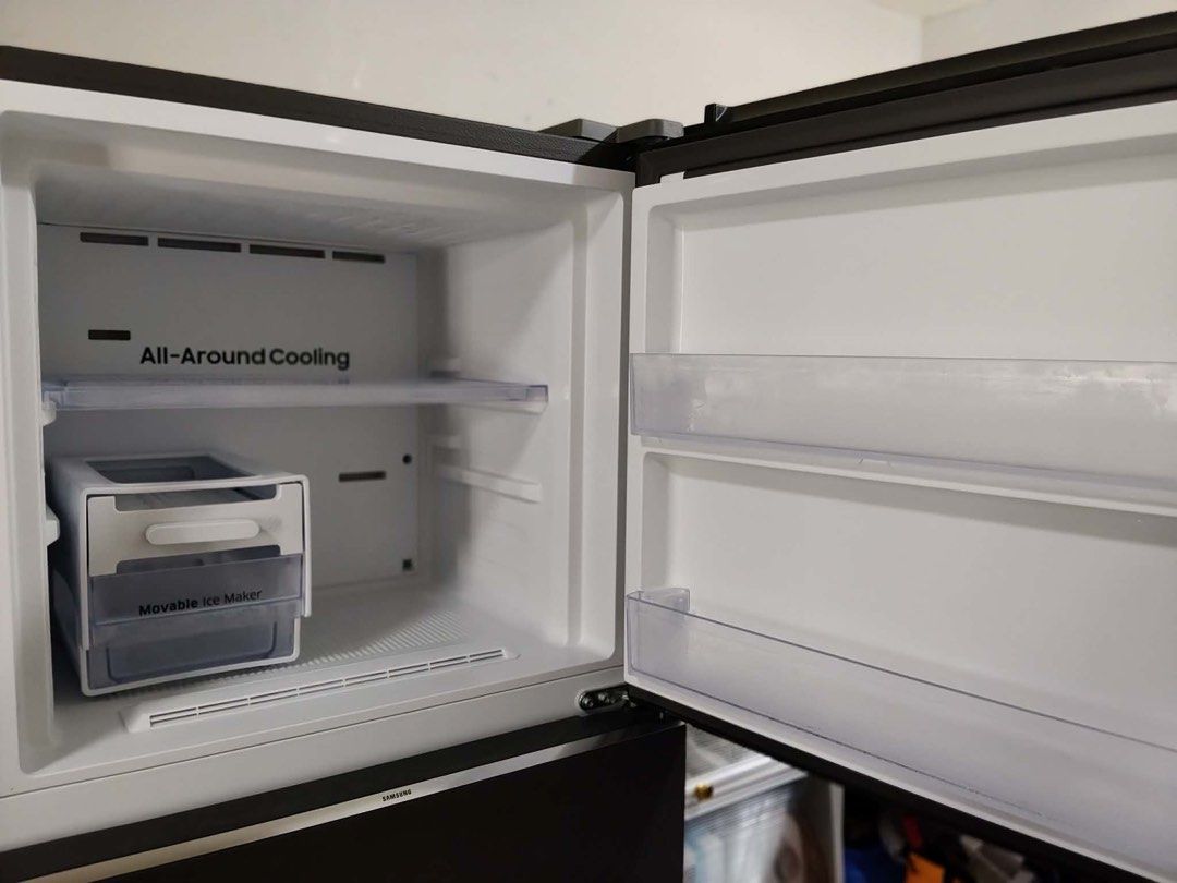 Samsung Inverter Refrigerator (Category: Refrigerators and Freezers) located in Rosario. Submitted by mira33396 (Listing ID 1470986089, Image 3). Description: Samsung Refrigerator for Sale! -2 doors inverter -Pwede connect sa phone for monitoring and control -may konting scratch sa labas pero makinis at walang issue sa loob. -Sobrang tipid sa kuryente 30k original price Pick-up or lalamove Location: San Agustin, Trece Martires Cavite.