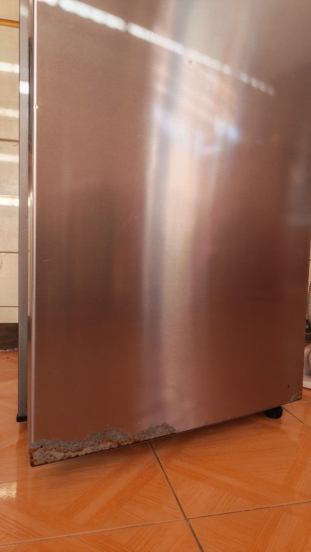 Samsung RT35K5532SL Twin Cooling Refrigerator (Category: Refrigerators and Freezers) located in Marikina City. Submitted by deef_ (Listing ID 1470939949, Image 3). Description: FOR SALE: Samsung Ref + FREE Microwave! 🧊🎁 💰 ₱13,000 Samsung refrigerator (Inverter). Maluwag ang loob, maraming shelves at lagayan. Condition: May mga gasgas at marks sa labas. May ilang plastic na lagayan sa loob na mukhang may cracks, kaya check na lang po sa picture