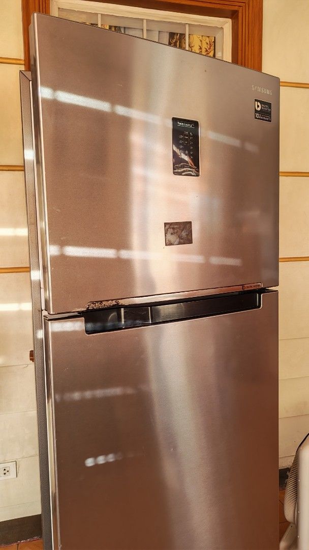 Samsung RT35K5532SL Twin Cooling Refrigerator (Category: Refrigerators and Freezers) located in Marikina City. Submitted by deef_ (Listing ID 1470939949, Image 2). Description: FOR SALE: Samsung Ref + FREE Microwave! 🧊🎁 💰 ₱13,000 Samsung refrigerator (Inverter). Maluwag ang loob, maraming shelves at lagayan. Condition: May mga gasgas at marks sa labas. May ilang plastic na lagayan sa loob na mukhang may cracks, kaya check na lang po sa picture