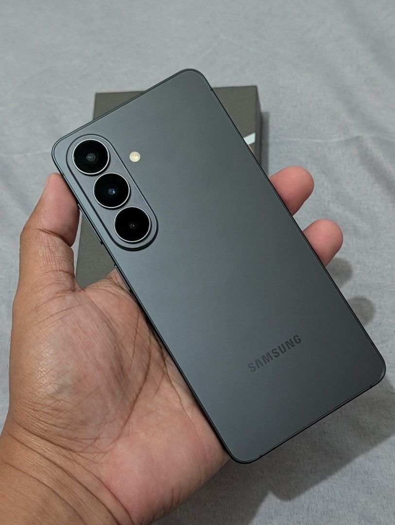 SAMSUNG S26 (Category: Samsung) located in Caloocan City. Submitted by Yhangyhang (Listing ID 1471037877, Image 2). Description: FOR SALE! SAMSUNG S26 12GB / 256GB OPENLINE TO ALL NETWORK ALMOST NEW INCLUDES: COMPLETE BOX, MANUAL, & COPY OF RECEIPT HONEST ISSUE: NAKA FINANCE LOCK FOR PARTS OR BYPASS NALANG SA MAKAKABILI PARA MAGAMIT PM! PM!.