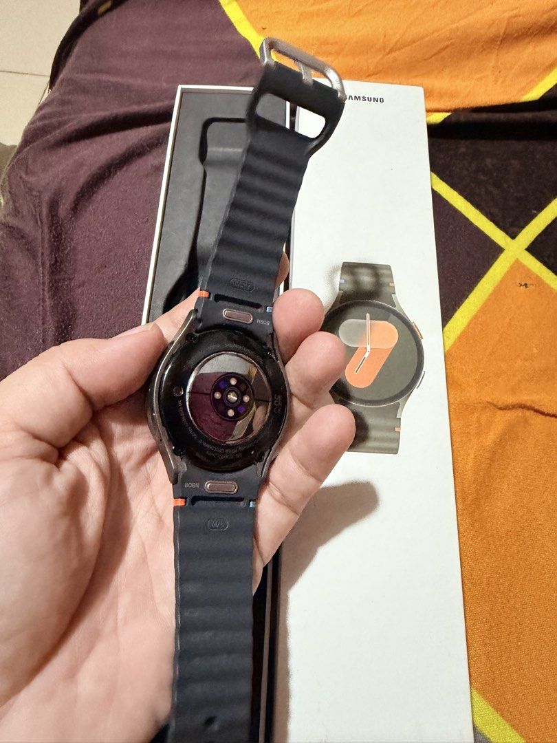 Samsung watch 7 40mm almost a new (Category: Wearables & Smart Watches) located in Pasig City. Submitted by Tuligskanga (Listing ID 1470958137, Image 2). Description: Helping a friend to sell this samsung watch 7 40mm almost a new kasi halos di nagamit mas prepared nya apple watch Good as new halos di nagamit No issue No dent No scratches With protective cover and tempered With unused usb cable charger Specs 👇🏼 40mm Bluetooth Wifi Super amoled 