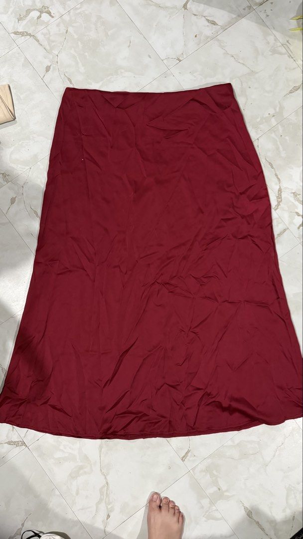 Satin Red Maxi Skirt (Category: Skirts) located in Quezon City. Submitted by dinesaur (Listing ID 1471076284, Image 1). Description: 36 laid flat waist.