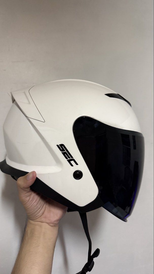 SEC Payon Shell Helmet XL 61cm White (Category: Helmets and other Riding Gears) located in Pasig City. Submitted by devonvergel (Listing ID 1471026555, Image 1). Description: SEC Payon Shell Motorcycle Helmet White - 1499 Size: XL (61cm) and Weight: 1600g Condition: Good, with a few visible scuffs and scratches on the shell Inclusions: Dark tinted visor (attached), spare transparent visor, original box, and free burgman fender. RFS: Upgrade Meetu
