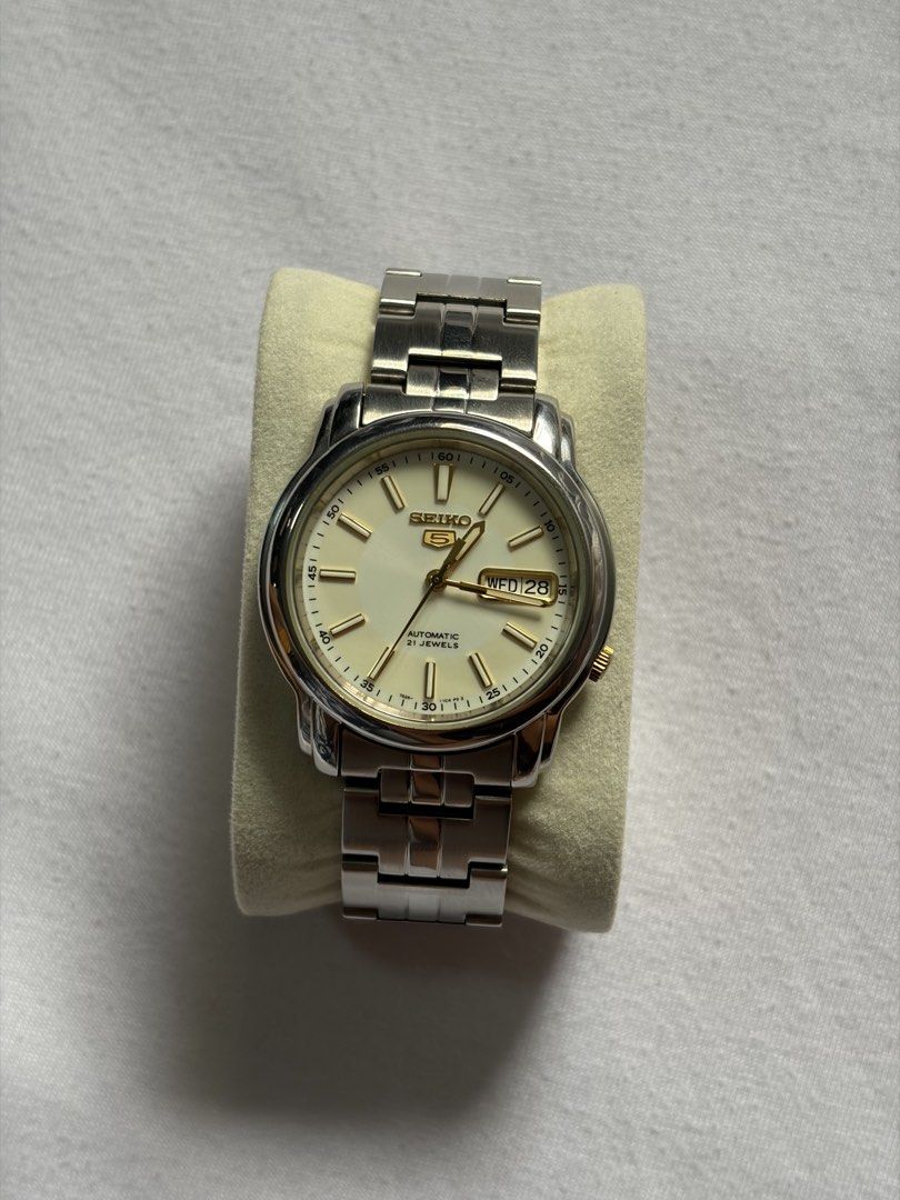 Seiko 5 Automatic (Category: Men's Watches) located in Manila. Submitted by safedeer_fc650a (Listing ID 1471021003, Image 2). Description: For sale: Seiko 5 Automatic watch in very good condition Ref. SNKL77K1 Dial color: white Caliber: 7S26 [21 Jewels] Movement: Automatic Display: Day and date Bracelet: Silver stainless steel Newly service and polished No issue 4000 (non-negotiable) + SF Includes a non-original seiko box.