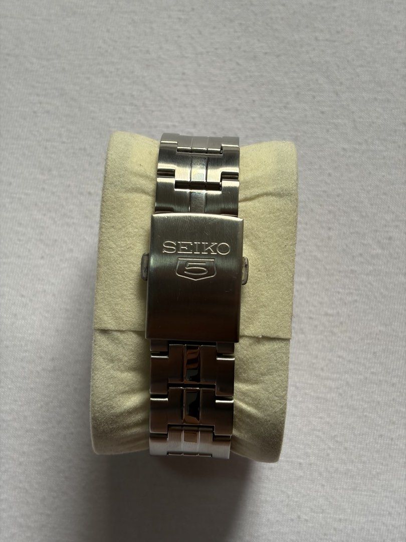 Seiko 5 Automatic (Category: Men's Watches) located in Manila. Submitted by safedeer_fc650a (Listing ID 1471021003, Image 3). Description: For sale: Seiko 5 Automatic watch in very good condition Ref. SNKL77K1 Dial color: white Caliber: 7S26 [21 Jewels] Movement: Automatic Display: Day and date Bracelet: Silver stainless steel Newly service and polished No issue 4000 (non-negotiable) + SF Includes a non-original seiko box.