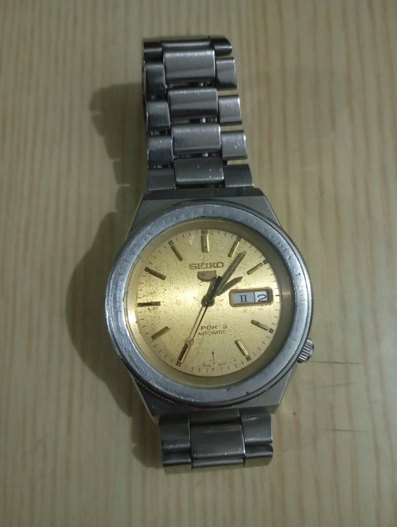 Seiko sports vintage automatic (Category: Men's Watches) located in Las Pinas. Submitted by quick_deals_great_finds2 (Listing ID 1471080333, Image 1). Description: Original seiko 6309 mechanism 38mm fits wrist 6.8 inches Good working condition.