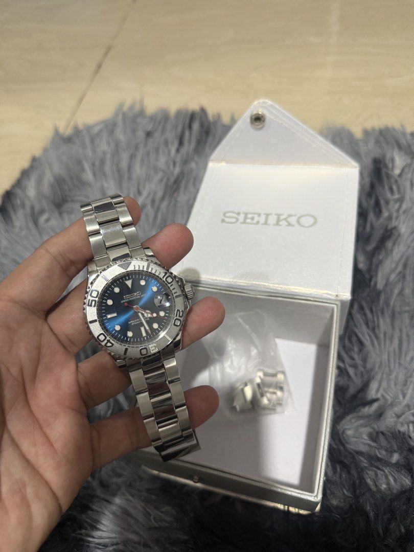 Seiko Yacht Master Mod Blue Dial Watch (Category: Men's Watches) located in Bacoor. Submitted by bernardjustine (Listing ID 1470937291, Image 3). Description: Seiko Mod Yachtmaster •Original NH35 Movement •Blue Luminous Yachtmaster Dial •Stainless Submariner Case (40mm) •Oyster Bracelet •Sapphire Crystal Glass with Date Magnifier •Luminous Mercedes Hands Inclusion: Box Price: 6,500 nego RFS: Di na nagagamit, less than 10times lang ata nagamit Loc
