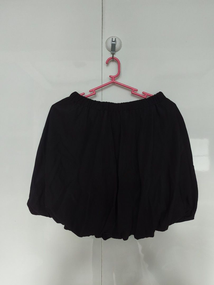 Shein Black Wide Bubble Skirt (Category: Skirts) located in Manila. Submitted by smilefashion08 (Listing ID 1470941285, Image 1). Description: Waist 25-26 Length 16.