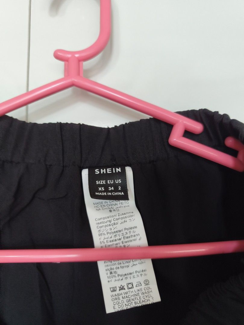 Shein Black Wide Bubble Skirt (Category: Skirts) located in Manila. Submitted by smilefashion08 (Listing ID 1470941285, Image 2). Description: Waist 25-26 Length 16.