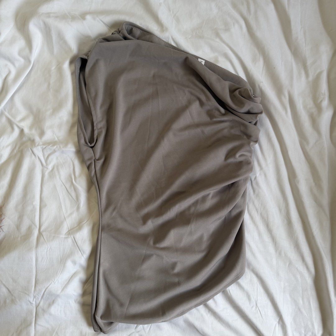 Shein One Shoulder Ruched Asymmetrical Top Grey (Category: Sleeveless) located in Cavite. Submitted by kydeclutter (Listing ID 1470980912, Image 1). Description: - Design: One-shoulder with asymmetrical curved hem - Fit: Fitted silhouette featuring flattering side ruching for added texture - Material: Soft, stretch fabric for easy movement and all-night comfort - Brand new, never worn! - RFS: Not my style .