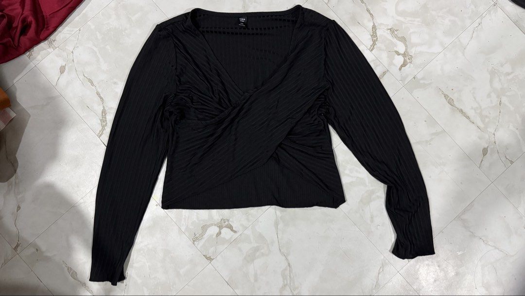 Shein Overlap Longsleeves (Category: Longsleeves) located in Quezon City. Submitted by dinesaur (Listing ID 1471077041, Image 1). Description: .