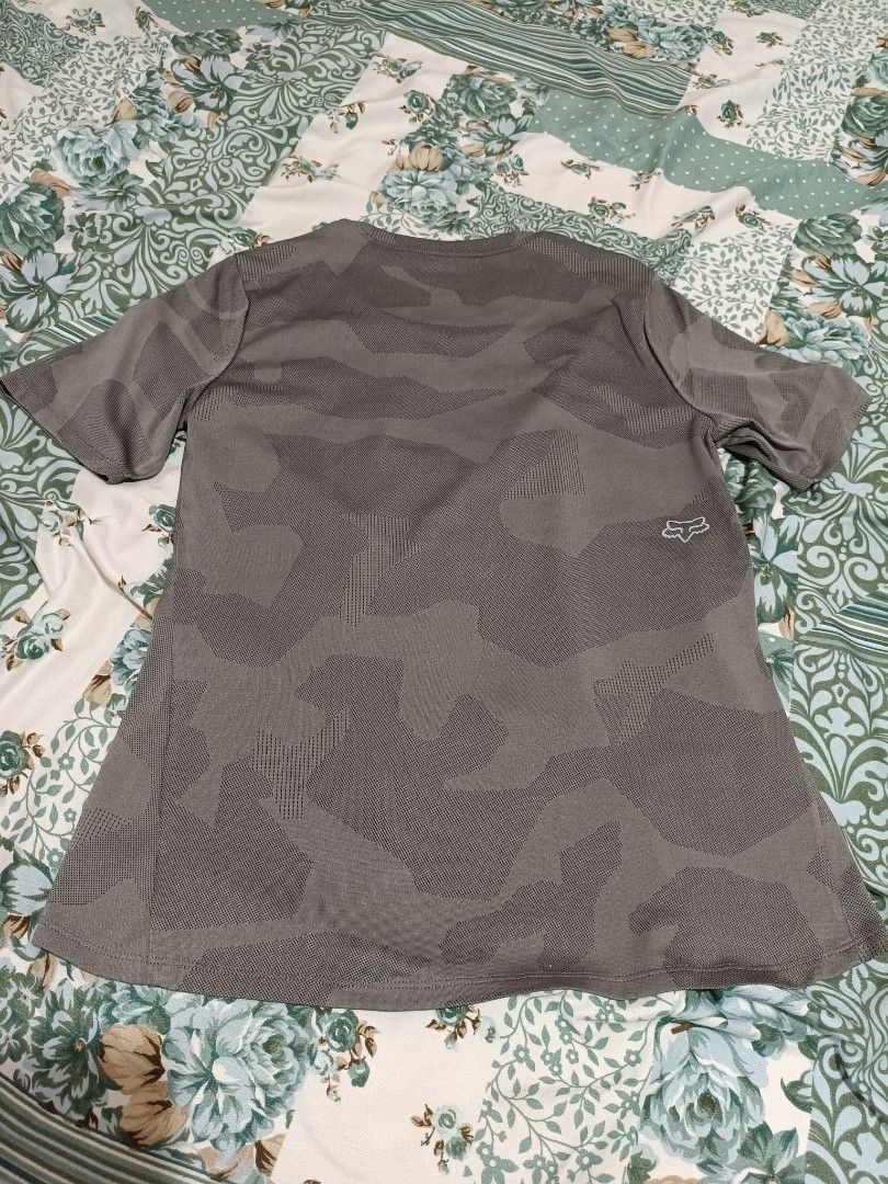 shirt (Category: Activewear) located in Limay. Submitted by lisa_2318 (Listing ID 1471015746, Image 3). Description: .