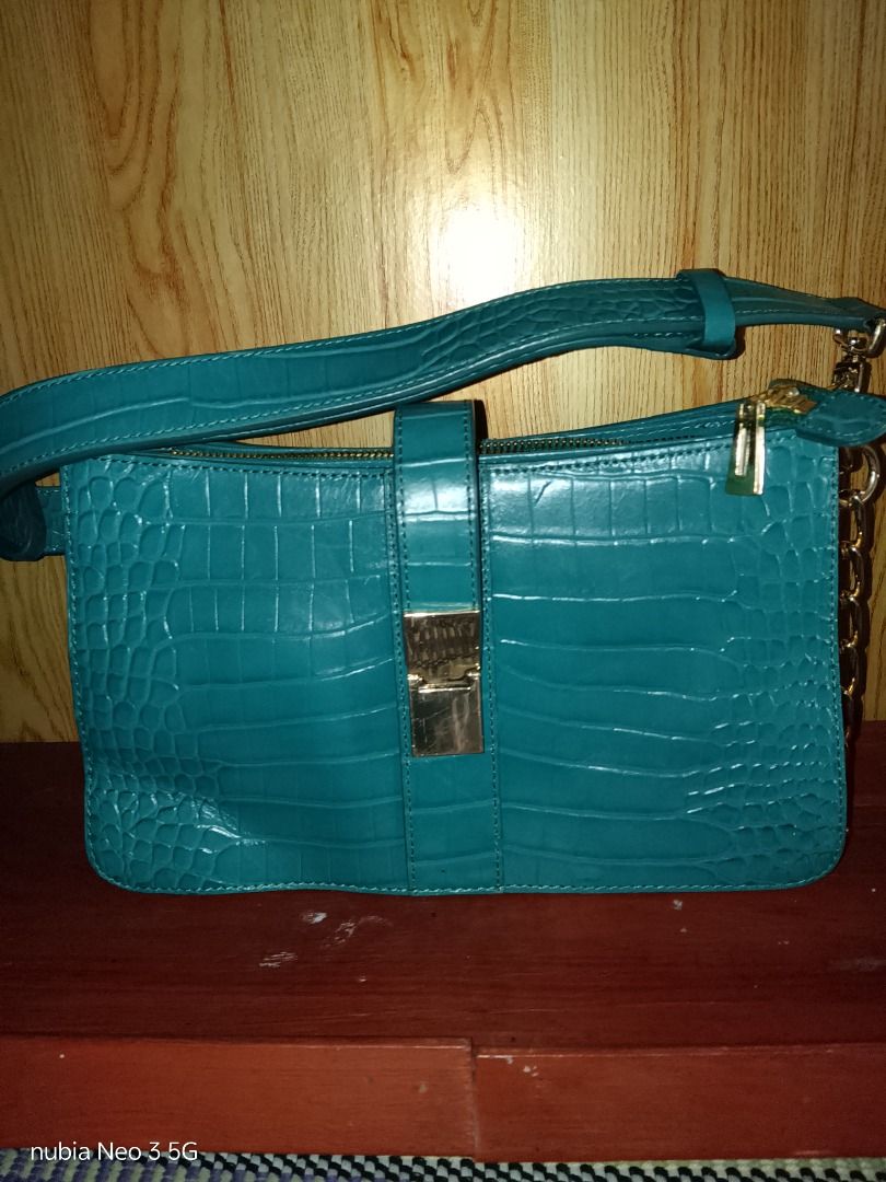 Shoulder/kili bag (Category: Shoulder Bags) located in Trece Martires City. Submitted by sulit_buys (Listing ID 1471007721, Image 1). Description: Minimal scratch, minimal sign of use Predominantly gold in hardware 3 compartment Gandara in actual.