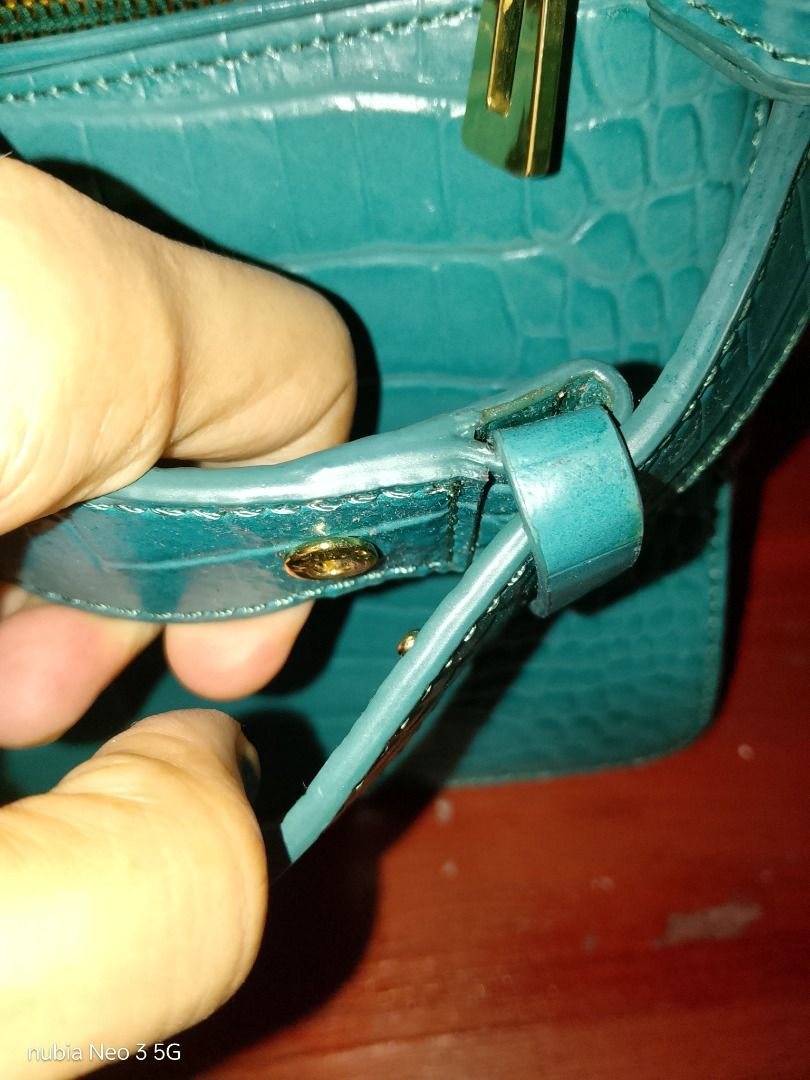 Shoulder/kili bag (Category: Shoulder Bags) located in Trece Martires City. Submitted by sulit_buys (Listing ID 1471007721, Image 3). Description: Minimal scratch, minimal sign of use Predominantly gold in hardware 3 compartment Gandara in actual.
