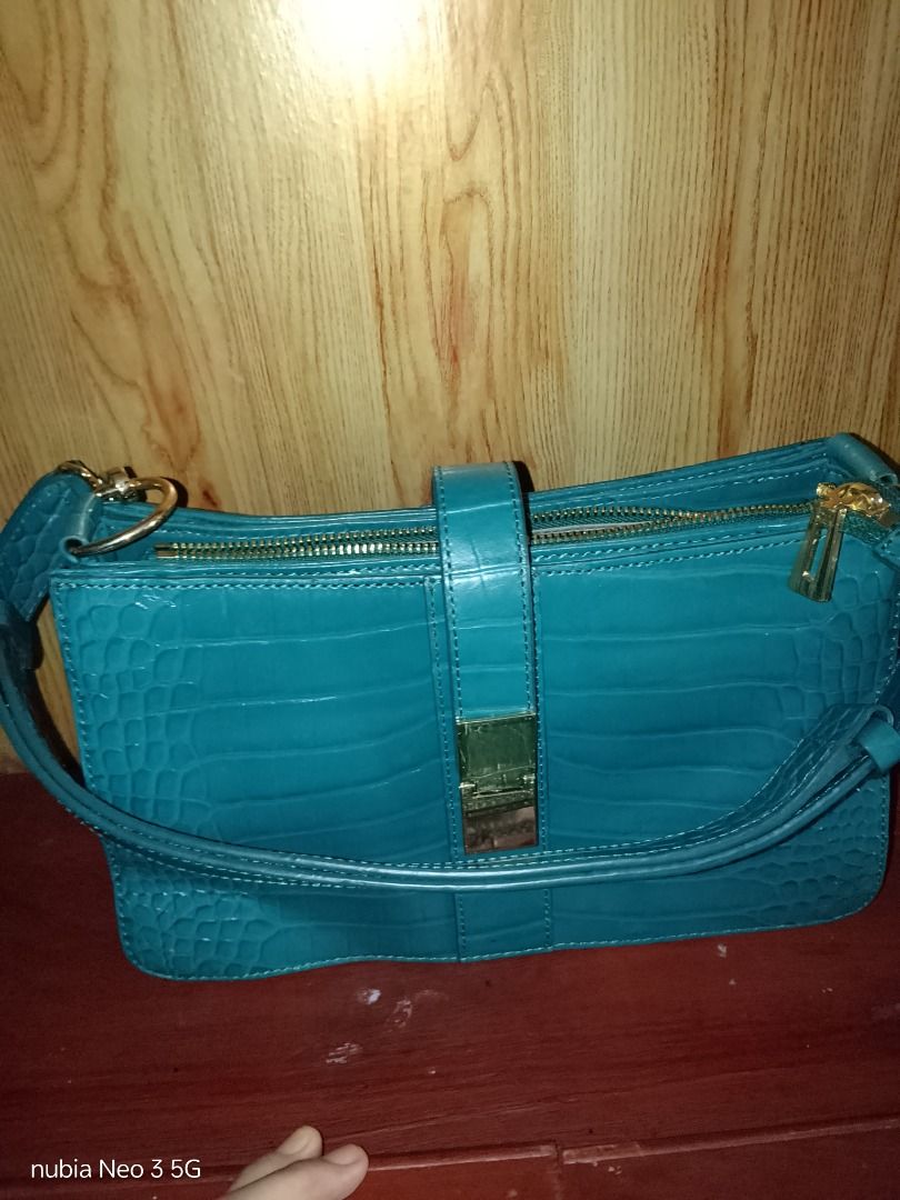 Shoulder/kili bag (Category: Shoulder Bags) located in Trece Martires City. Submitted by sulit_buys (Listing ID 1471007721, Image 2). Description: Minimal scratch, minimal sign of use Predominantly gold in hardware 3 compartment Gandara in actual.