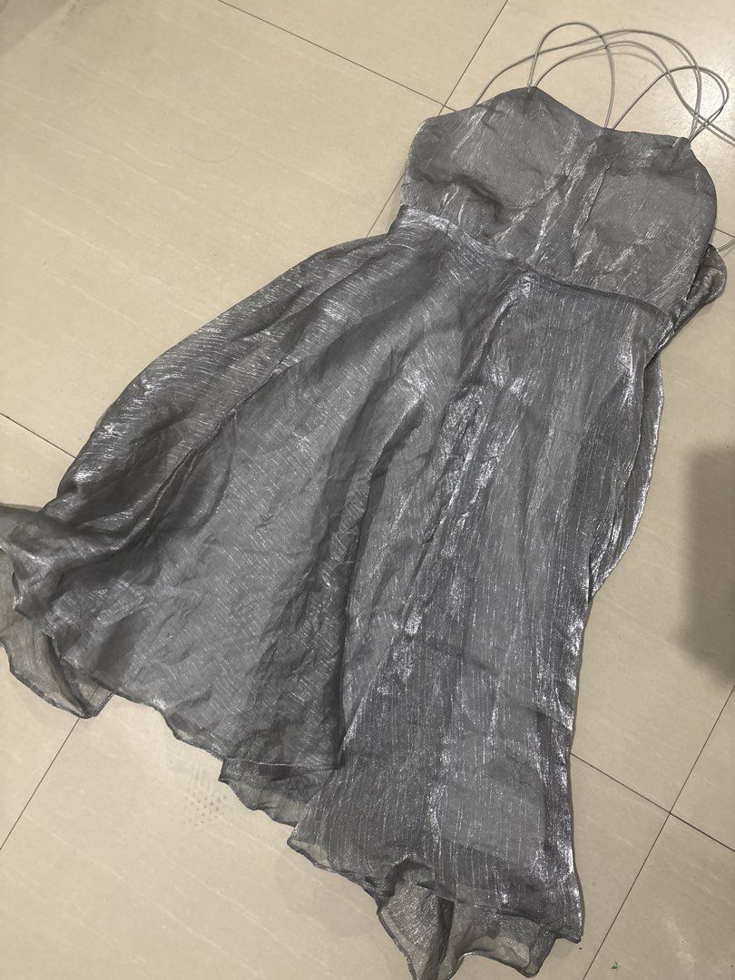 Silver Metallic Cami Midi Dress (Category: Dresses) located in Cabuyao City. Submitted by airpz (Listing ID 1471040315, Image 3). Description: - Color/Finish: Silver metallic with a shimmering, lightweight fabric - Design: Sweetheart neckline, thin criss-cross back straps, and flared flowing skirt - Occasion: Ideal for parties, dinners, and night outs Waist 28.
