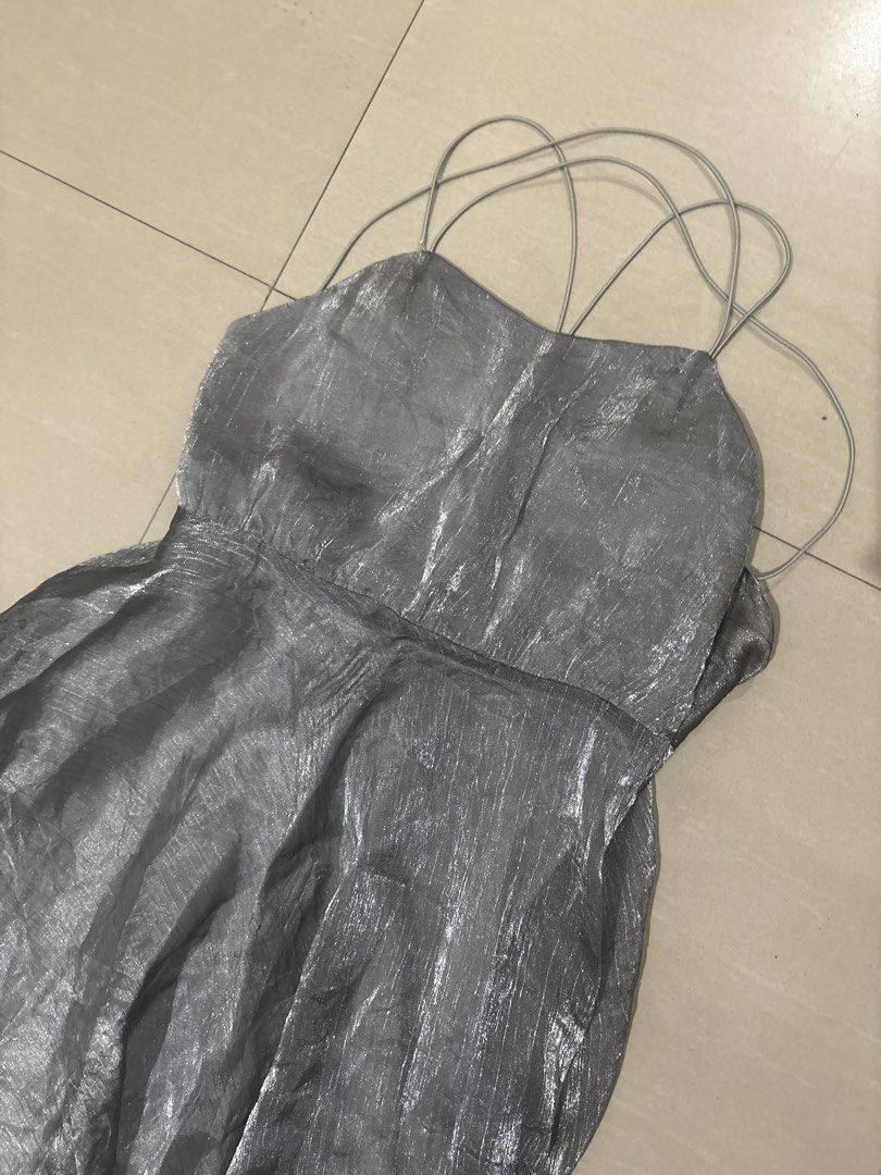 Silver Metallic Cami Midi Dress (Category: Dresses) located in Cabuyao City. Submitted by airpz (Listing ID 1471040315, Image 2). Description: - Color/Finish: Silver metallic with a shimmering, lightweight fabric - Design: Sweetheart neckline, thin criss-cross back straps, and flared flowing skirt - Occasion: Ideal for parties, dinners, and night outs Waist 28.