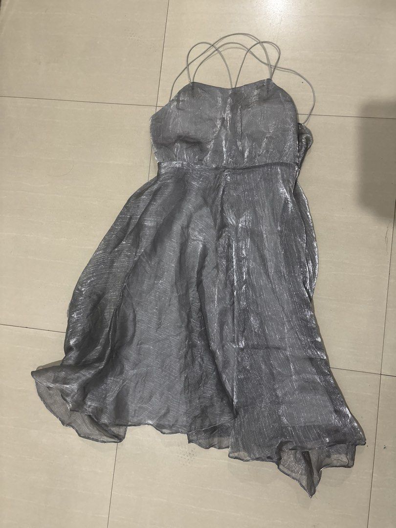 Silver Metallic Cami Midi Dress (Category: Dresses) located in Cabuyao City. Submitted by airpz (Listing ID 1471040315, Image 1). Description: - Color/Finish: Silver metallic with a shimmering, lightweight fabric - Design: Sweetheart neckline, thin criss-cross back straps, and flared flowing skirt - Occasion: Ideal for parties, dinners, and night outs Waist 28.