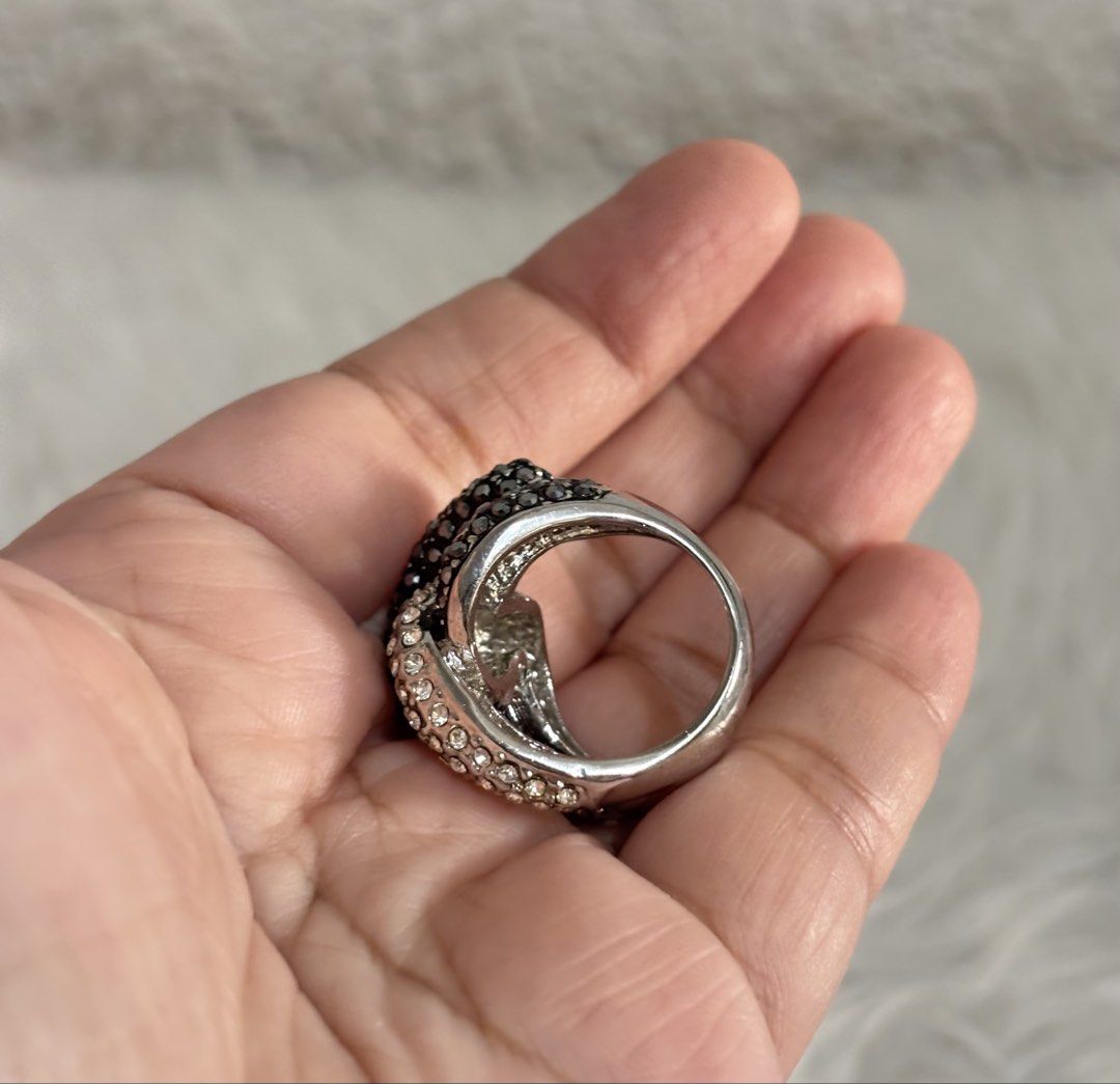 Silver-Toned knotted design ring (Category: Rings) located in Paranaque City. Submitted by dalle_closet (Listing ID 1470982840, Image 2). Description: missing po ng isang stone.