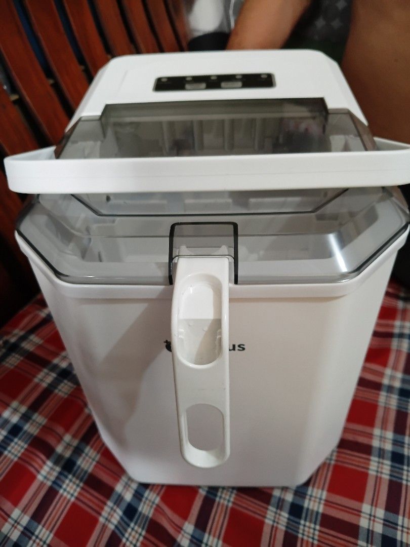 Simplus Portable Ice Maker (White) 1.3L (Category: Refrigerators and Freezers) located in Malabon City. Submitted by trishamaeramirez (Listing ID 1470960245, Image 3). Description: Original price: ₱4,000+ Will send more photos through personal message upon request - Brand: Simplus Ice Maker Machine - Color: Clean White - Dimensions: Compact size (22.2cm x 29.4cm x 29cm), weighs only 6.6kg - Capacity: 1.3L water tank - Performance: Makes 9 ice cub