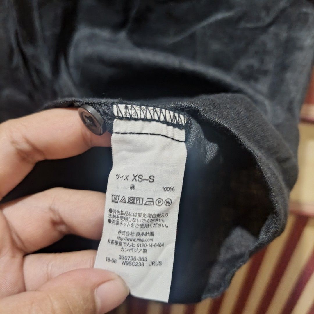 (S-L) Muji Linen Sleeveless Top (Category: Sleeveless) located in Quezon City. Submitted by ginghamgirlie (Listing ID 1470957949, Image 3). Description: SIZE ON TAG: XS-S BEST FITS: S-L MEASUREMENTS chest: 42 inches length: 24 inches 📌 PLEASE NOTE • Sizing is based on the actual measurements of the garment, not the tagged size. • Pre-owned pieces may differ from the tagged size due to stretching, shrinkage, wear, alterations, or labeling inconsi