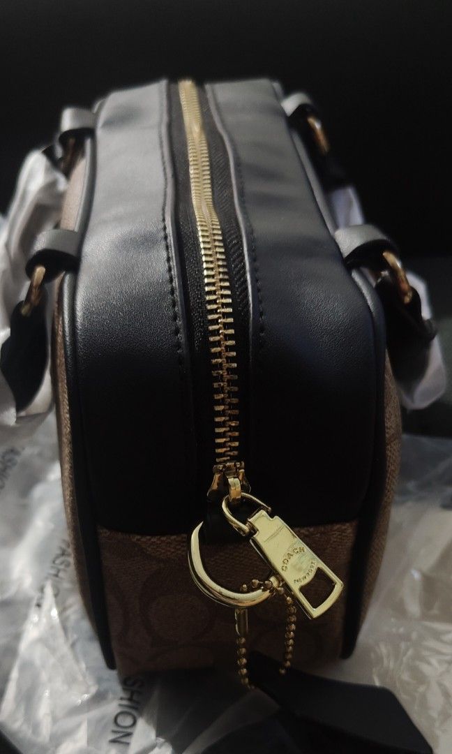 slingbag (Category: Cross-body Bags) located in Las Pinas. Submitted by anne1411 (Listing ID 1471066163, Image 3). Description: meduim size. kasya cellphone, long wallet. spacious, gamusa loob.