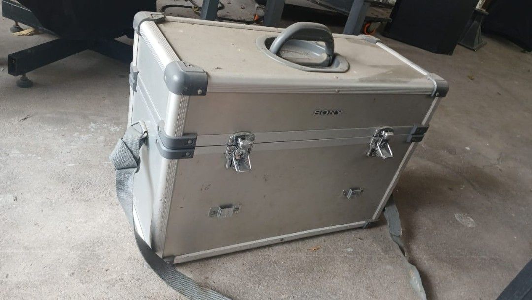 Sony 3CCD Progressive Scan Digital Video Camera with Hard Case (Category: Cameras) located in Angeles City. Submitted by pamdiel003 (Listing ID 1470961076, Image 2). Description: FOR SALE: Sony DSR-PD170/P Professional Video Camera 📹 - 3CCD Professional Digital Video Camera - Progressive Scan | 48× Digital Zoom - Made in Japan - Complete original accessories included - Original Sony hard carrying case included - Vintage unit; untested, not used 