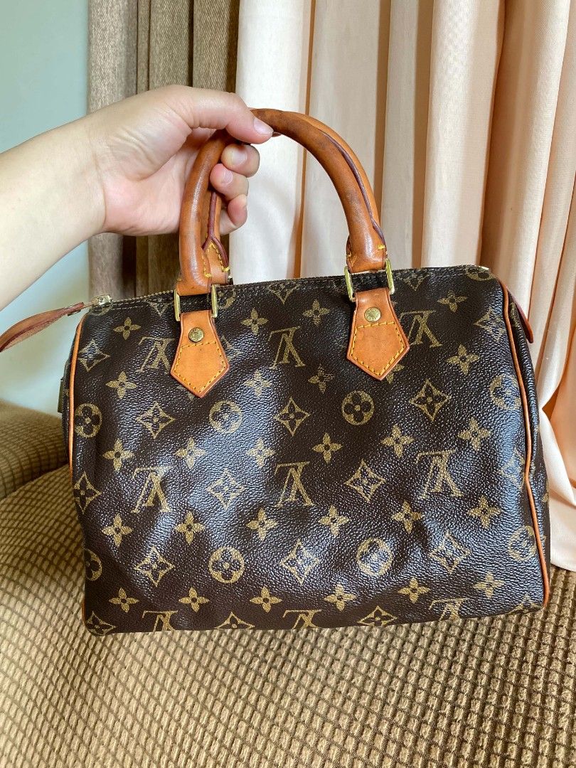 Speedy 25 (Category: Luxury Bags & Wallets) located in Tagum. Submitted by janmarion049706 (Listing ID 1471067794, Image 3). Description: good condition with sign of use may water marks sa handle super tibay pa.