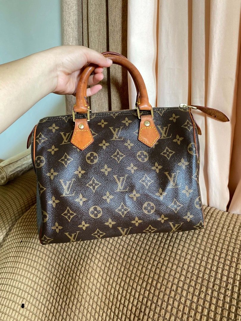 Speedy 25 (Category: Luxury Bags & Wallets) located in Tagum. Submitted by janmarion049706 (Listing ID 1471067794, Image 1). Description: good condition with sign of use may water marks sa handle super tibay pa.