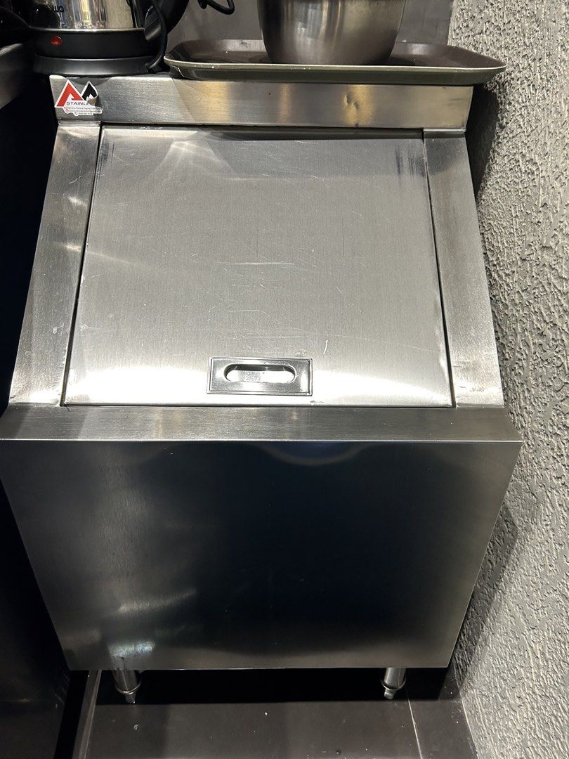 Stainless Steel Commercial Ice Bin Storage Caddy (Category: Food Organization & Storage) located in Makati City. Submitted by erning13 (Listing ID 1470967015, Image 1). Description: - Commercial-grade stainless steel ice bin, perfect for bars, cafes, and restaurants - Heavy-duty solid metal construction that is easy to wipe down and clean - Dimensions: 0.50m width x 0.60m depth x 0.75m height - Includes an interior drainage rack at the bottom to 