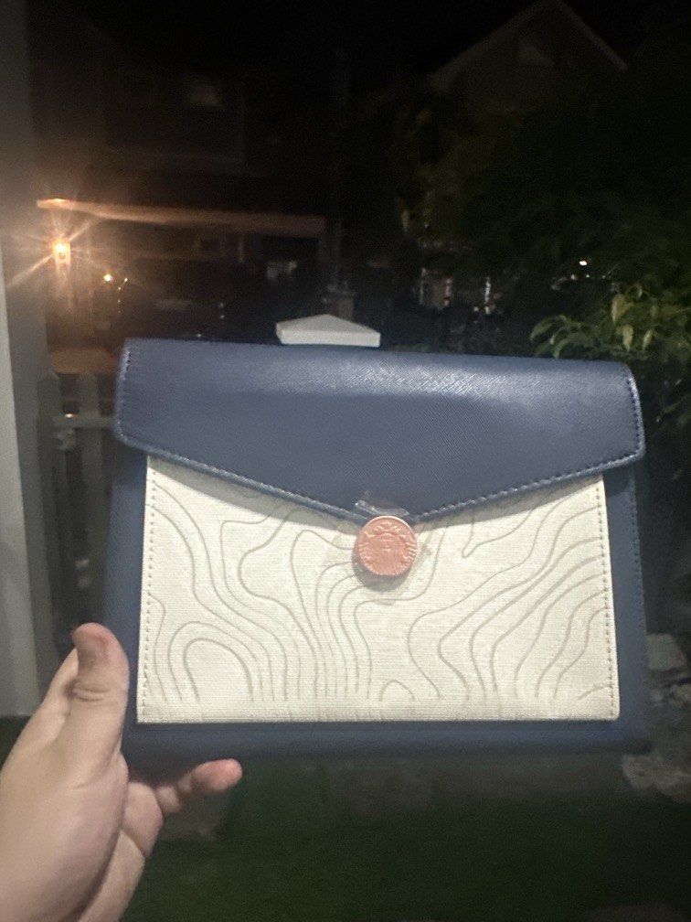Starbucks Small Bag (Category: Luxury Bags & Wallets) located in Manila. Submitted by xenasales (Listing ID 1471062535, Image 3). Description: .