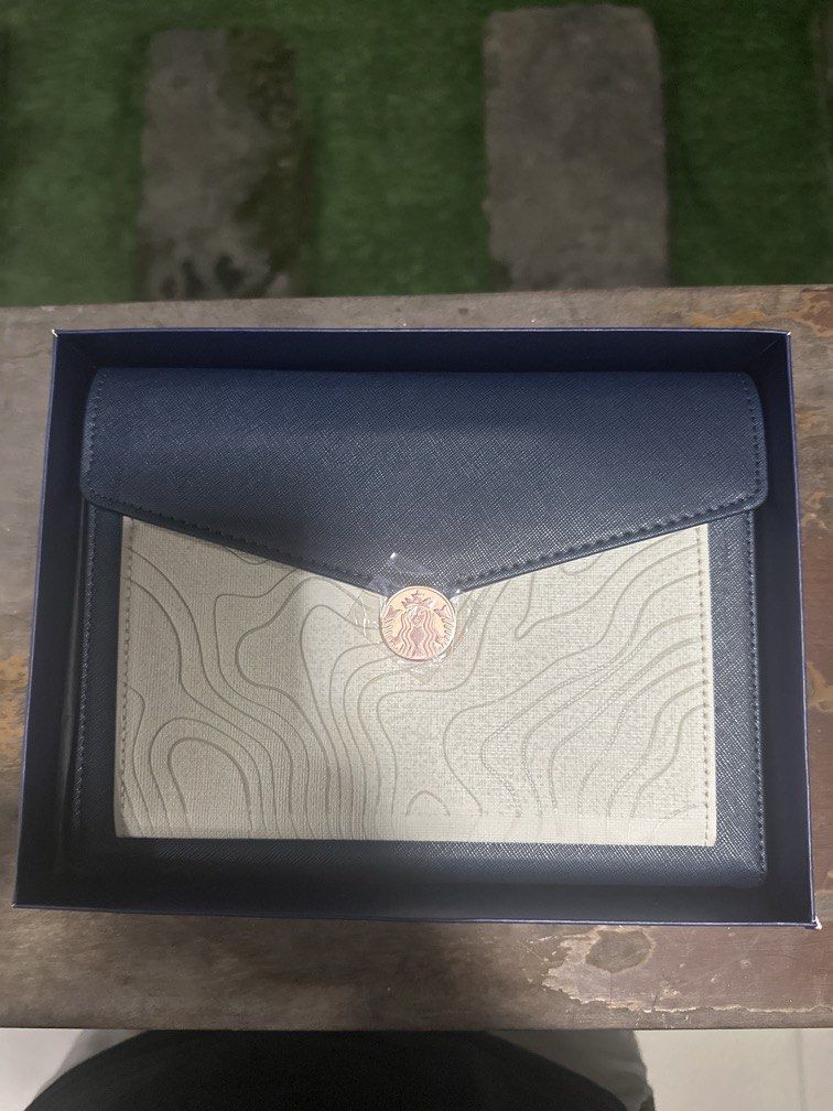 Starbucks Small Bag (Category: Luxury Bags & Wallets) located in Manila. Submitted by xenasales (Listing ID 1471062535, Image 2). Description: .