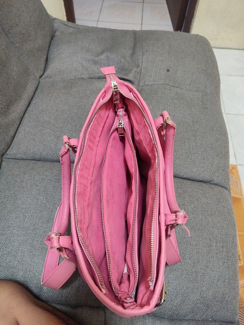 Steve Madden shoulder bag (Category: Shoulder Bags) located in Manila. Submitted by drieeeesh (Listing ID 1471040194, Image 3). Description: Pre-loved good condition issue - see last pic details.